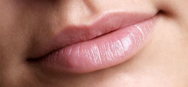 Comment faire de douces lèvres avant d'appliquer le rouge à lèvres?