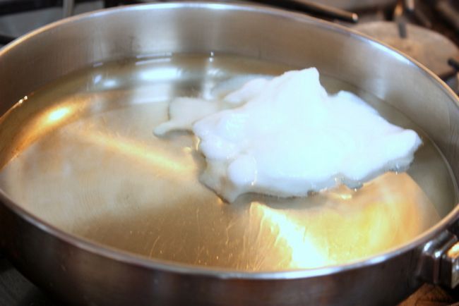 fondre l'huile de noix de coco pour le savon