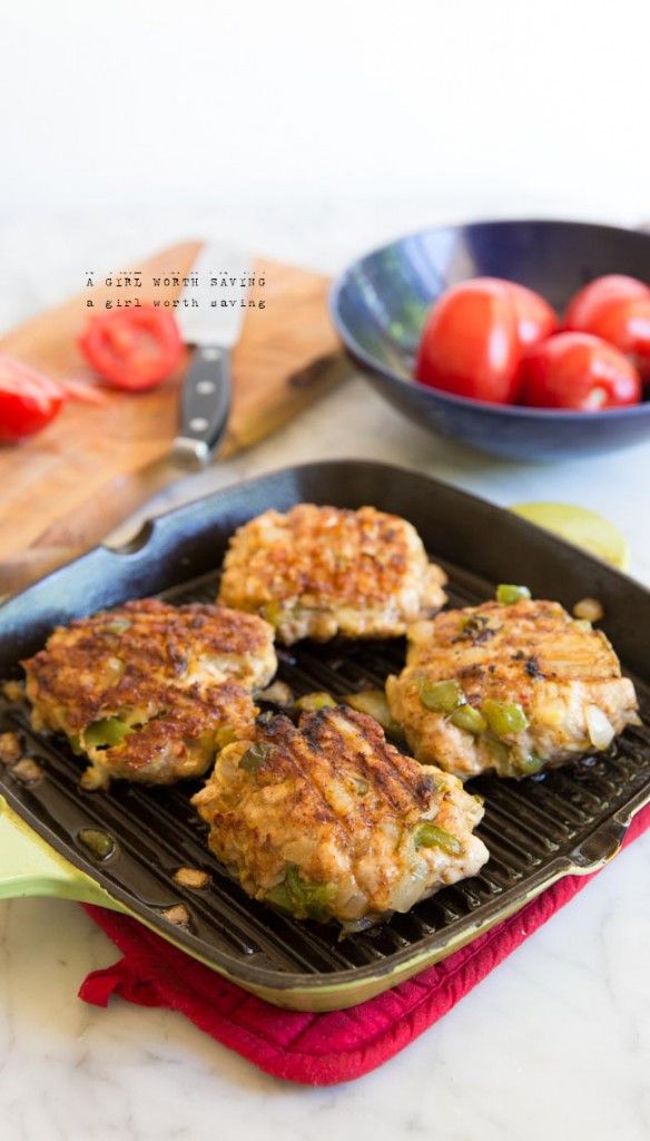 Paleo poulet Fajita Burgers - poulet épicé, oignons et poivrons avec votre choix de garnitures sur un chignon sans grain - Yum!