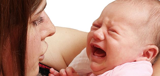 Raisons pour lesquelles les bébés pleurent et comment les apaiser