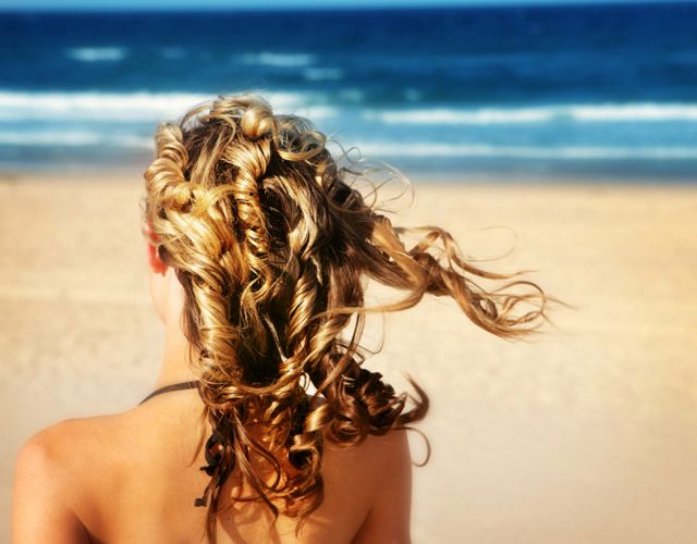 Erreurs de soins des cheveux d'été à éviter