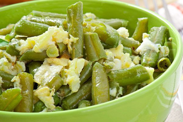 haricot vert salade avec du basilic, balsamique, et parmesan recette