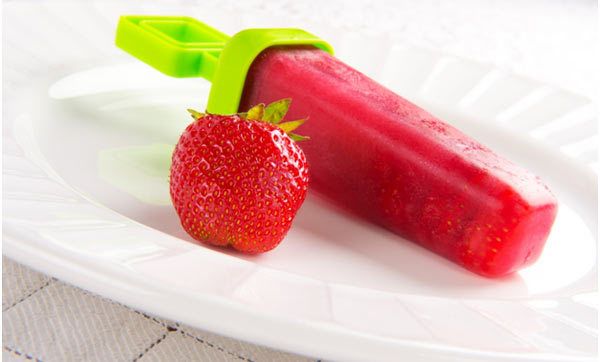 fraises rayés et des sucettes glacées à la crème (végétaliens)