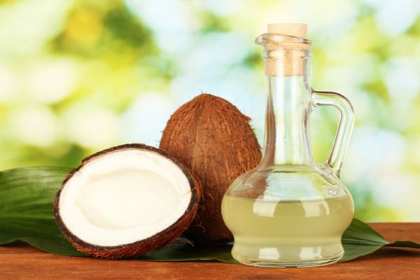 coco massage à l'huile sur les cheveux humides