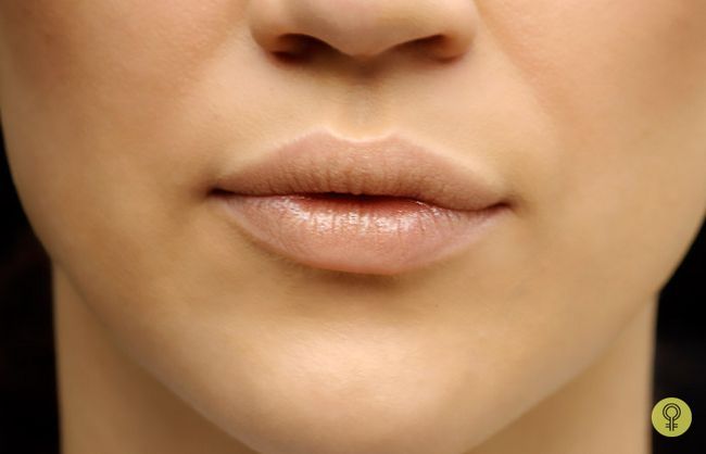 apprêter vos lèvres à l'aide d'un baume pour les lèvres