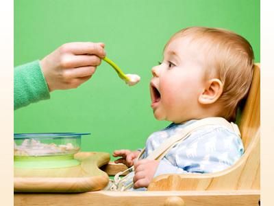 Façons de se nourrir bébé avec des aliments solides