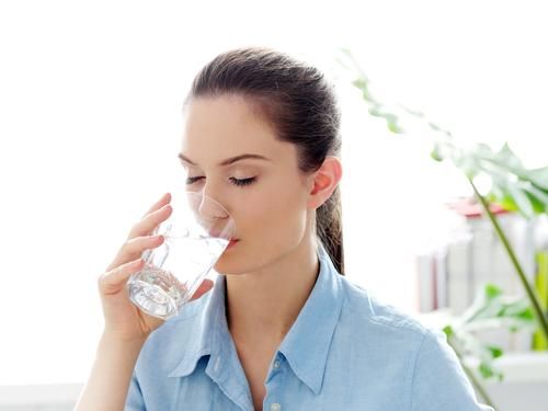 Quels sont les avantages étonnants de boire de l'eau chaude