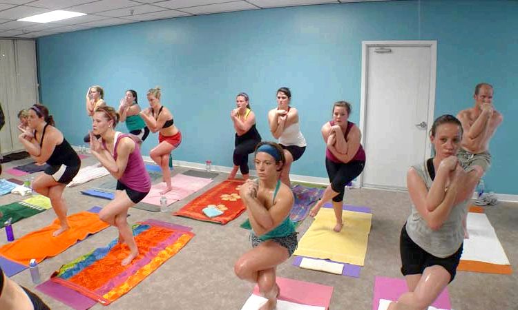 10 Avantages de yoga chaud que vous devez savoir