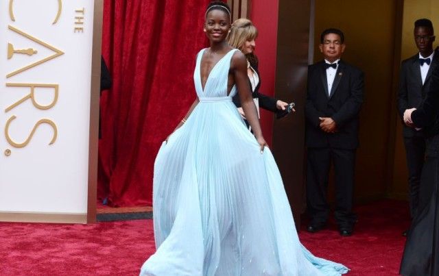 2,014 Oscars tapis rouge: Lupita Nyong'o à Nairobi bleu »robe de prada
