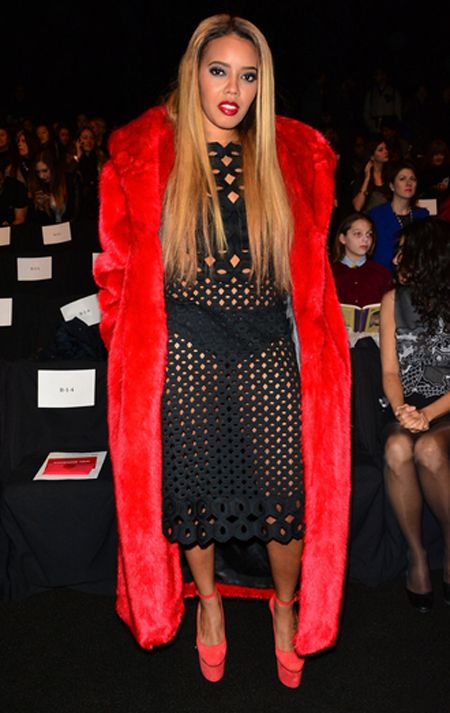 Angela Simmons porte manteau de fourrure rouge pour nouvelle semaine de la mode de York