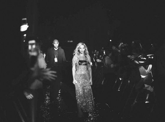 Beyonce porte maintenant Versace personnalisé pour mrs. Carter tour du monde [photos]
