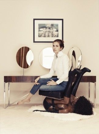 Big-femme aux cheveux noir utilisé comme une chaise pour socialite russe