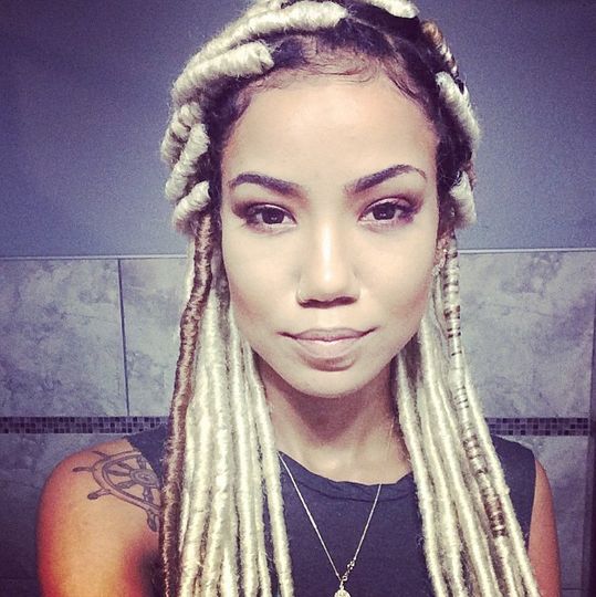 Jhené Aiko de faux de locs