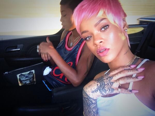 Rihanna perruque rose