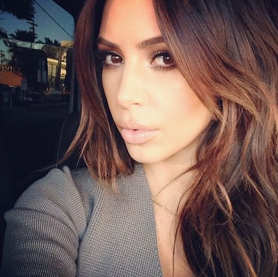 Est-ce que tu te sens concerné? Kim Kardashian change à nouveau de couleur de cheveux!