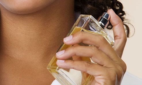 noir-femme-parfum-hypehair