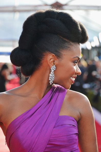 Naturel Coiffures-de-la-Rouge-tapis-Teyonah-Parris-Wears-Glam-Pompadour-Updo