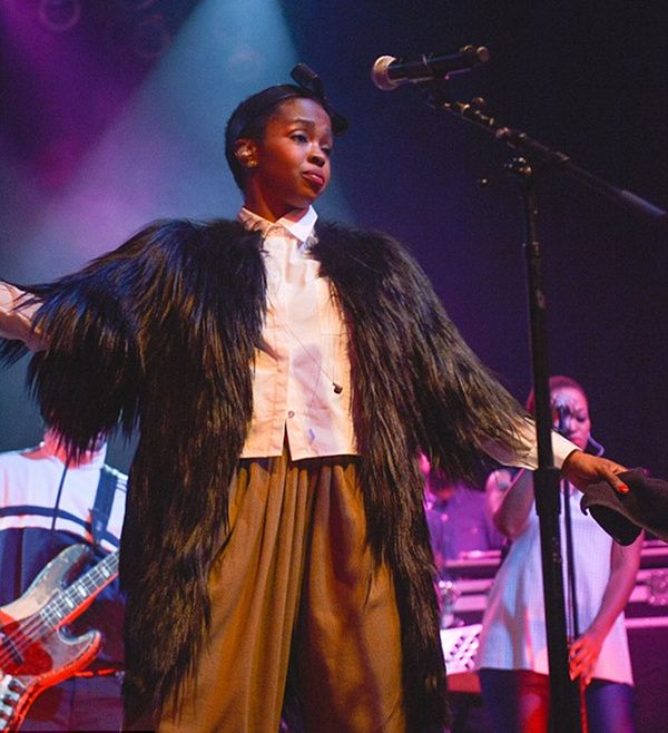 Lauryn Hill revient à la scène avec un manteau en fausse fourrure et gros noeud noir de cheveux