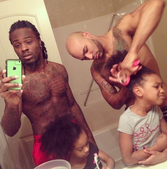 Photo de noir père homosexuel faire les cheveux de la fille provoque l'indignation