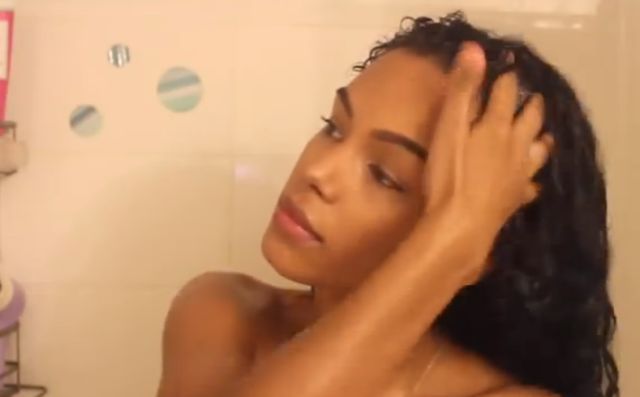 Sunkissalba vous montre comment co-lavage et de clarifier vos cheveux bouclés [vidéo]