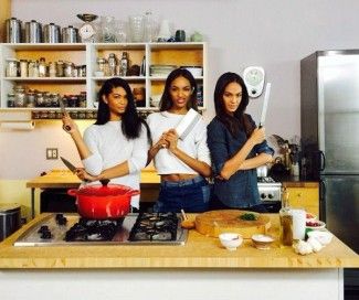 L'enveloppement: mannequin Jourdan Dunn cuisine avec son compatriote 'Yonce' filles Chanel Iman et smalls joan